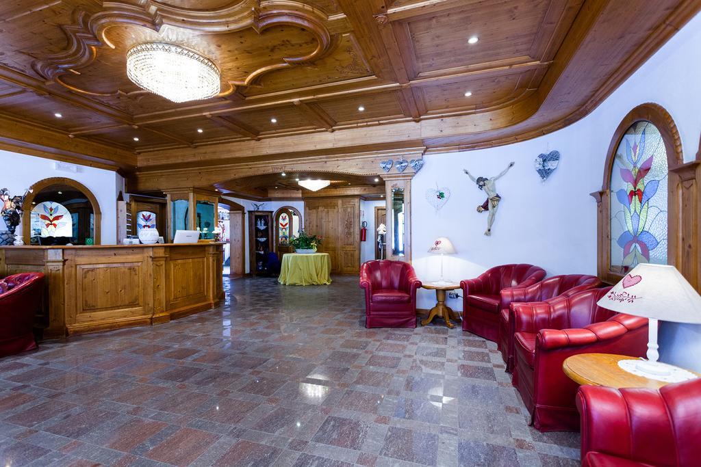 Hotel Vienna San Martino Di Castrozza Exteriör bild