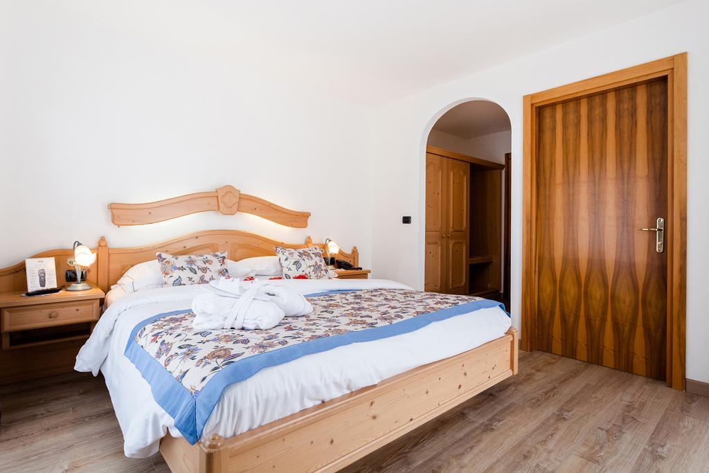 Hotel Vienna San Martino Di Castrozza Exteriör bild